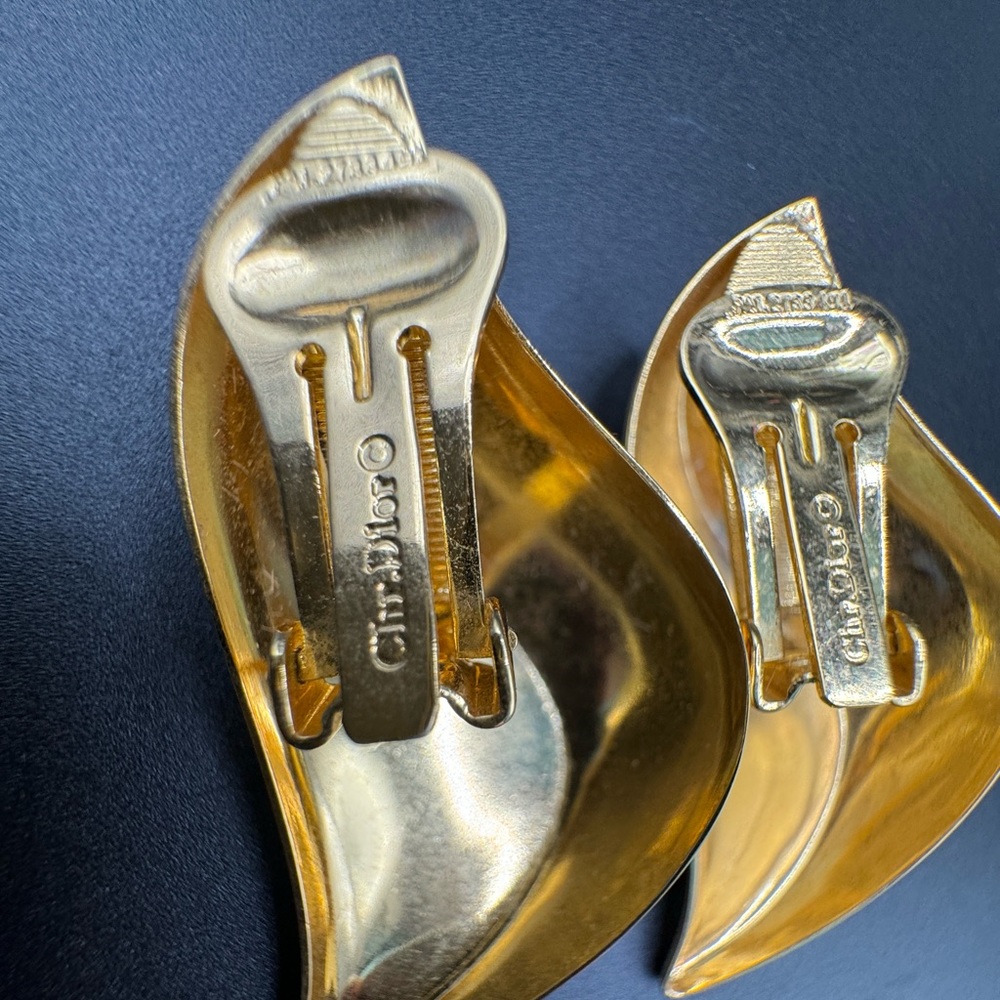 Dior 18K GOLD PLATED STAMPED SCULPTURAL EARRINGS - Picture 13 of 17